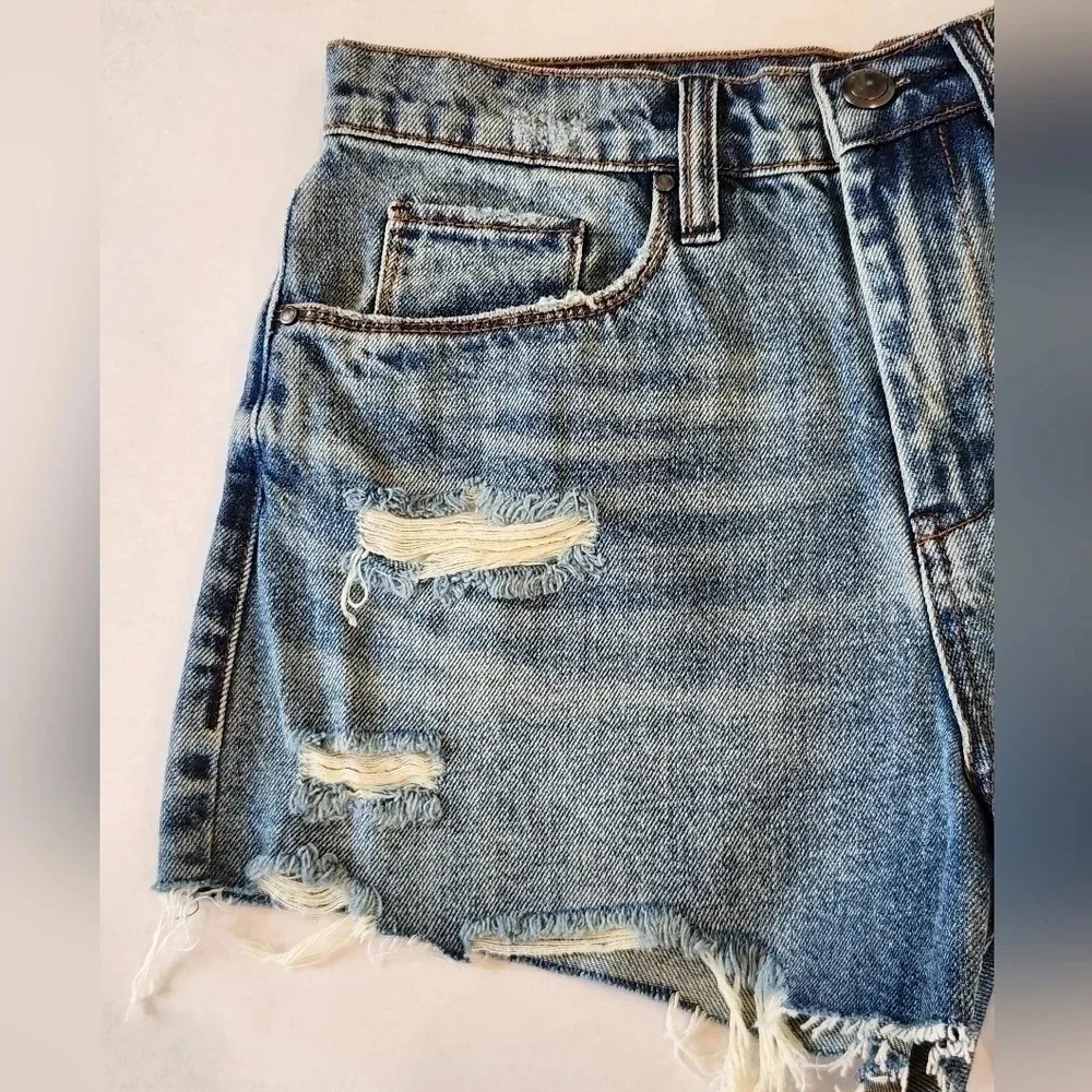 NWT || SILENT NEW YORK || cut off denim jeans